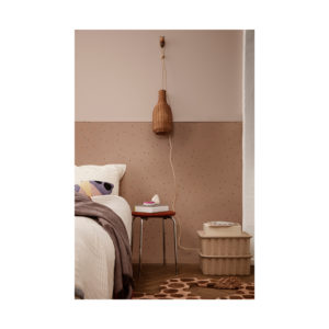 Rieten hanglamp in de vorm van een fles in slaapkamer