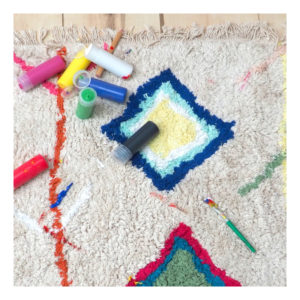 Karool tapijt met felle kleuren van Lorena Canals
