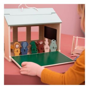 trixie wooden school with accessories sfeer